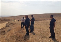 حضور نورافکن بخشدار مرکزی بیله سوار در روستای خاکریز در راستای جلوگیری از برداشت غیر مجاز مصالح از بستر رودخانه و مسیرهای روستائیان
